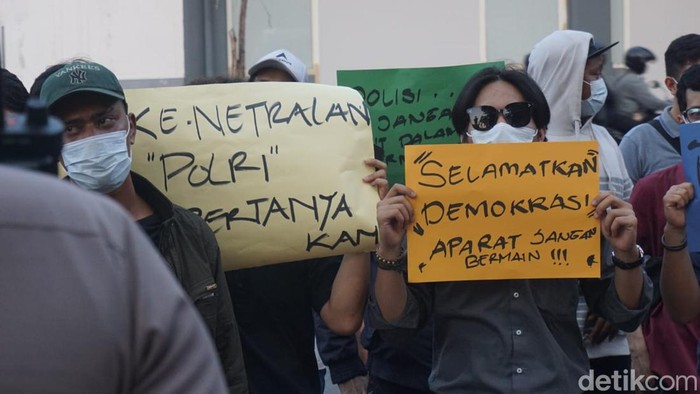 Massa aksi Geruduk demo di depan Polrestabes Surabaya.