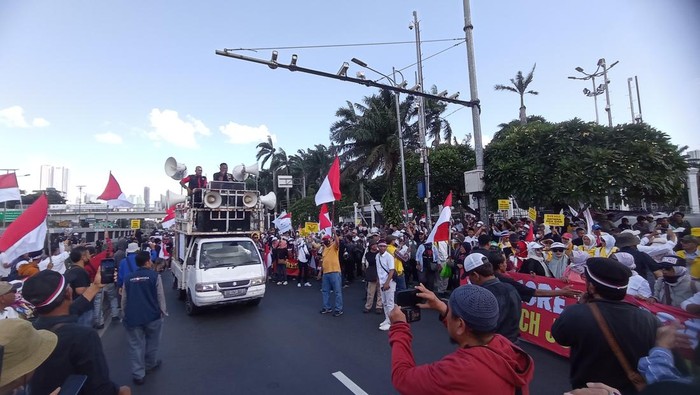 Massa Demo Mulai Padati Jalan Depan DPR