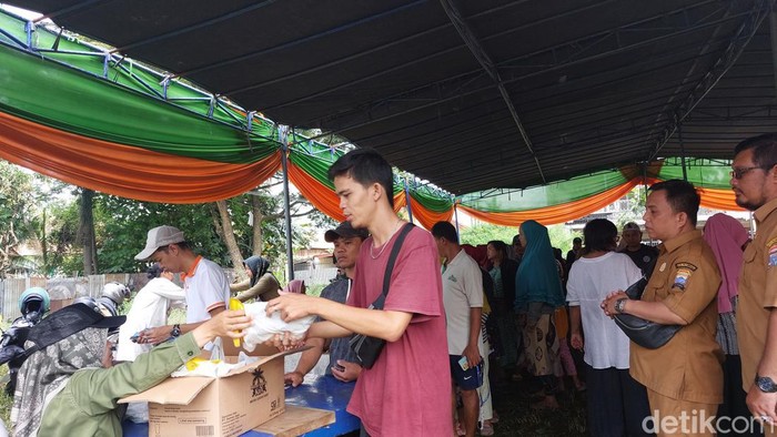 Masyarakat yang mengantre untuk membeli sembako di pasar murah 3/4 Ulu