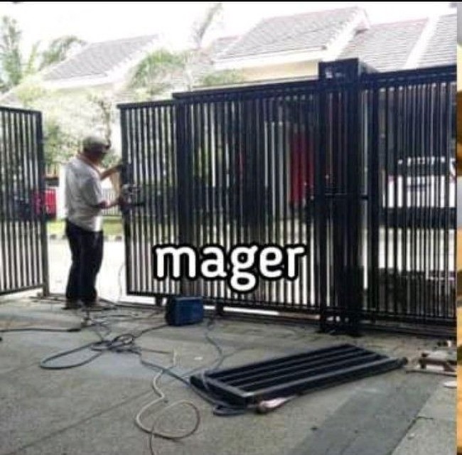 Bukan mager karena malas gerak, tapi ini beneran lagi benerin pagar rumah. Foto: Twitter/@askrlfess