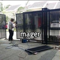 Bukan mager karena malas gerak, tapi ini beneran lagi benerin pagar rumah. Foto: Twitter/@askrlfess