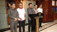 Menko Polhukam Hadi Tjahjanto juga memastikan pengumuman penetapan hasil Pemilu 2024 tetap sesuai rencana. Hadi mengatakan batas pengumuman dilakukan 35 hari setelah pemungutan suara, atau tepat pada 20 Maret.  