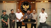 Menko Polhukam Hadi Tjahjanto didampingi Menkominfo Budi Arie Setiadi dan Kepala Badan Siber dan Sandi Negara (BBSN) Hinsa Siburian menyampaikan konferensi pers di Kantor Kemenko Polhukam, Jakarta Pusat, Selasa (19/3/2024).