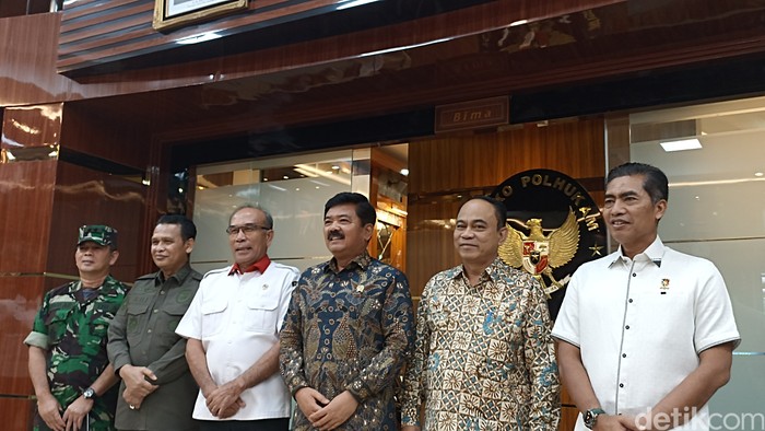 Menkopolhukam Hadi Tjahjanto, Menkominfo Budi Arie Setiadi, dan pejabat lainnya. (Tiara Aliya A/detikcom)