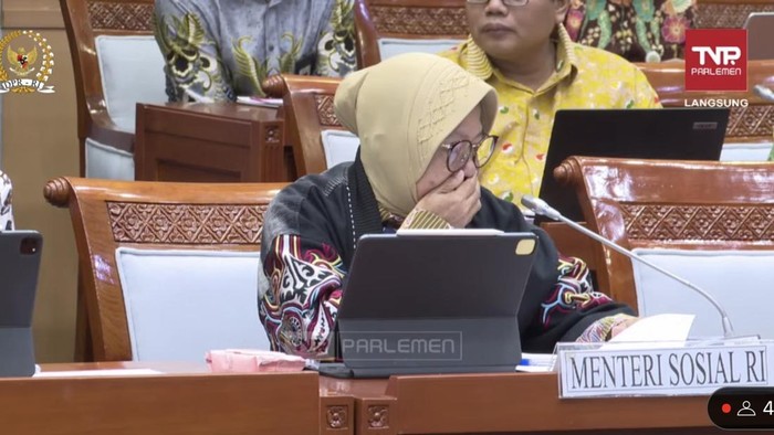 Mensos Risma menangis saat rapat Komisi VIII DPR di kompleks gedung MPR/DPR/DPD RI, Senayan, Jakarta, Selasa (19/3/2024)