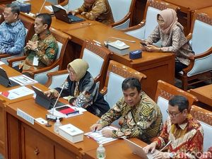 Momen Risma Dicecar soal Bombardir Bansos Jelang Pilpres 2024