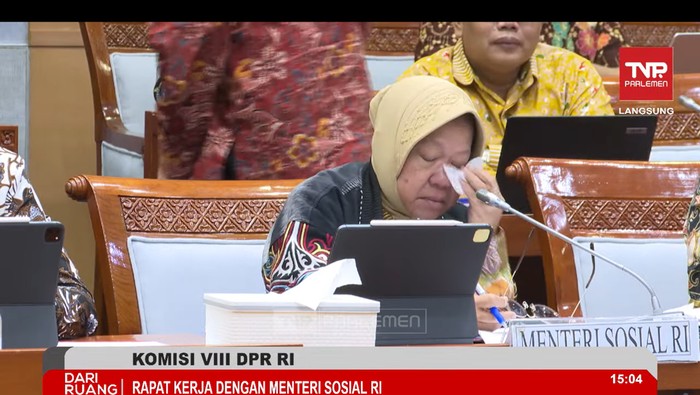 Menteri Sosial Tri Rismaharani rapat di DPR