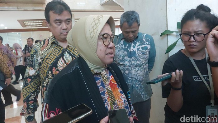 Menteri Sosial Tri Rismaharini usai rapat di DPR