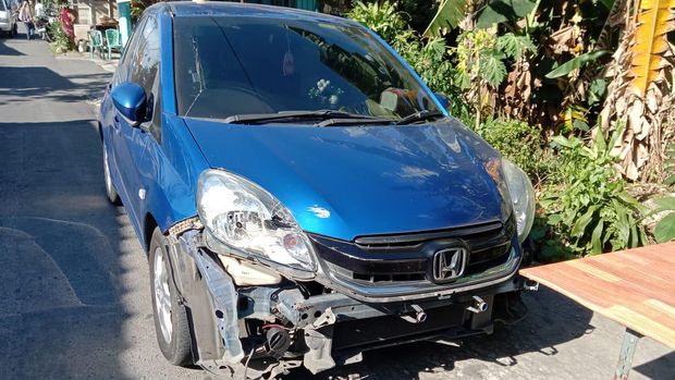 Mobil Brio yang tabrakan dengan pikap yang masuk ke Selokan Mataram, Mlati, Sleman, Selasa (18/3/2024).
