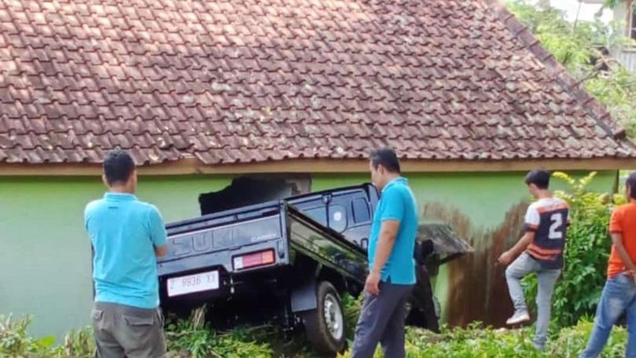 Mobil pikap tabrak rumah warga.