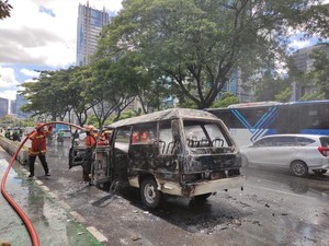 Mobil Terbakar di Sudirman Arah Semanggi, Lalin Tersendat