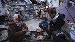 Momen Keluarga di Rafah Buka Puasa di Rumahnya yang Hancur
