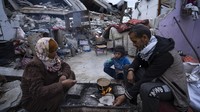 Rumah mereka hancur akibat serangan udara Israel di Rafah.  