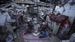 Momen Keluarga di Rafah Buka Puasa di Rumahnya yang Hancur