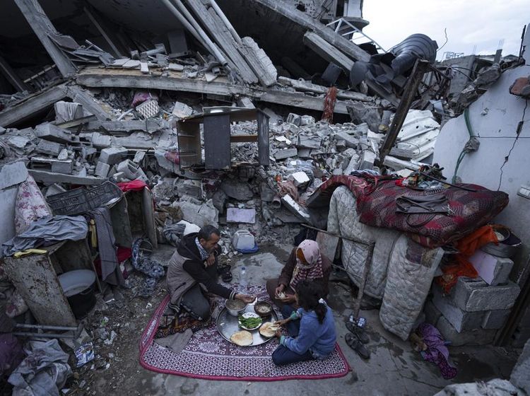 Momen Keluarga di Rafah Buka Puasa di Rumahnya yang Hancur