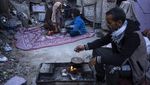 Momen Keluarga di Rafah Buka Puasa di Rumahnya yang Hancur