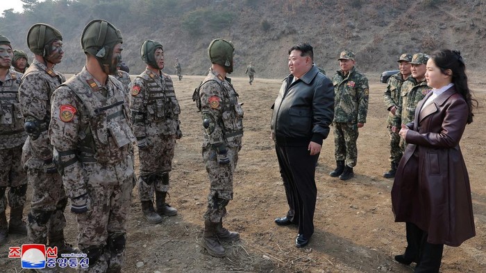Momen Kim Jong Un dan Putrinya Ju Ae Saksikan Latihan Perang Militer Korut North Korean leader Kim Jong Un and his daughter Kim Ju Ae attend a military demonstration in North Korea, in this picture released on March 16, 2024 by the Korean Central News Agency. KCNA via REUTERS ATTENTION EDITORS - THIS IMAGE WAS PROVIDED BY A THIRD PARTY. REUTERS IS UNABLE TO INDEPENDENTLY VERIFY THIS IMAGE. NO THIRD PARTY SALES. SOUTH KOREA OUT. NO COMMERCIAL OR EDITORIAL SALES IN SOUTH KOREA.