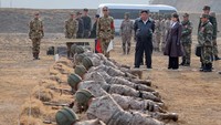 Dalam foto-foto yang dirilis KCNA, Kim terlihat menyaksikan latihan yang digelar bersama putrinya dan bertemu dengan pasukan terjun payung yang ikut serta dalam pelatihan tersebut. 