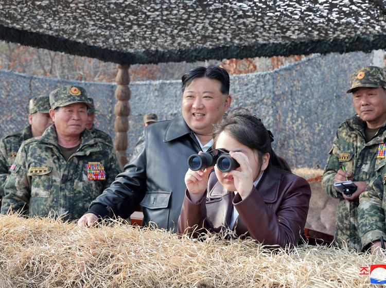Momen Kim Jong Un dan Putrinya Ju Ae Saksikan Latihan Perang Militer Korut