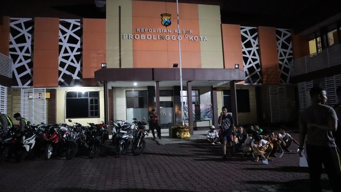 Motor dan remaja yang terjaring razia balap liar di Probolinggo