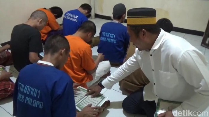 Narapidana di Mapolres Palopo saat Tadarus Al Quran.