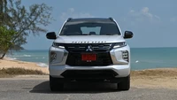 Pajero Sport memadukan empat mode off-road, yaitu Gravel, Mud/Snow, Sand, dan Rock. Mesin baru dan bobot kendaraan yang lebih ringan menghasilkan peningkatan tenaga sekaligus menghasilkan emisi CO2 yang lebih rendah dan mencapai peningkatan efisiensi bahan bakar. Foto: Dok. Mitsubishi Motors Thailand