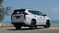 Mitsubishi Pajero Sport 2024 Elite Edition 4WD juga siap menguasai segala kondisi cuaca dan medan, berkat transmisi baru yang menggabungkan sistem Super Select 4WD II khas Mitsubishi Motors. Sistem ini dirancang secara unik dengan sistem 4H full time yang memungkinkan peralihan mulus dari 2H ke 4H, bahkan saat berkendara dengan kecepatan tinggi (Shift-on-the-Fly). Mobil ini juga dilengkapi dengan mode 4HLc dan 4LLc. Foto: Dok. Mitsubishi Motors Thailand
