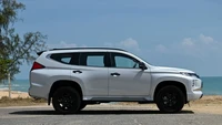 Pajero Sport facelift dilengkapi dengan velg baru berukuran 18 inci berwarna hitam, dilengkapi kaca spion samping dan gagang pintu berwarna hitam. Foto: Dok. Mitsubishi Motors Thailand