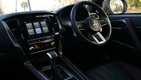 Fitur-fitur praktis untuk kenyamanan kabin hadir dengan Full Digital Driver Display berukuran 8 inci. Ada juga Mitsubishi Power Sound System premium dengan 8 speaker dan power amplifier. Penumpang belakang akan dihibur dengan Roof Monitor berukuran 12,1 inci.  Foto: Dok. Mitsubishi Motors Thailand