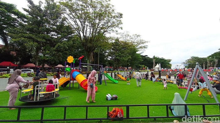 Ngabuburit di Taman Monumen Perjuangan, Kota Bandung, Selasa (19/3/2024). Ngabuburit di Taman Monumen Perjuangan, Kota Bandung, Selasa (19/3/2024).