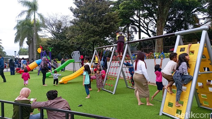 Ngabuburit di Taman Monumen Perjuangan, Kota Bandung, Selasa (19/3/2024).