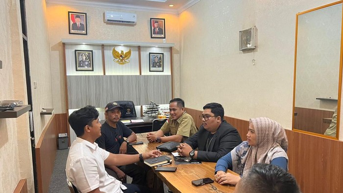 Orang tua Airul Harahap dan pengacara mendatangi Polres Tebo, menanyakan perkembangan kasus kematian Airul