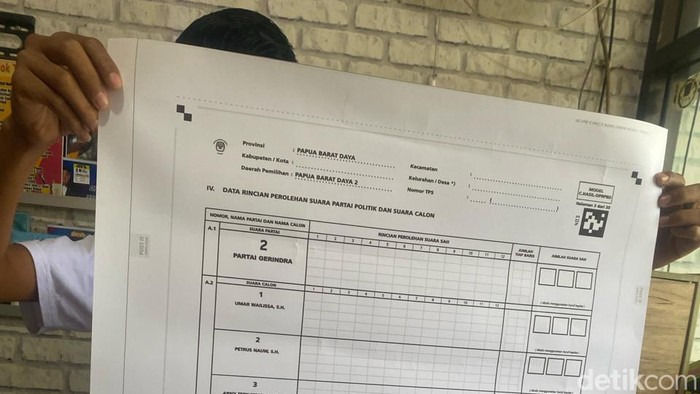 Owner Cendrawasih Digital Printing & Percetakan Mudatsir saat menunjukkan C1 Plano yang diprint untuk wilayah Sorong, Papua Barat Daya.