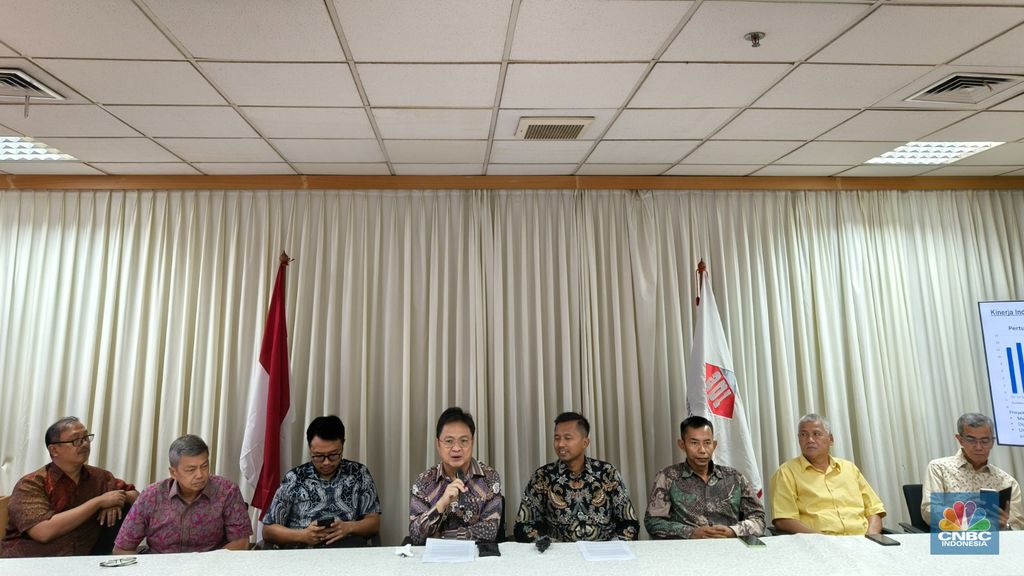 Para ketua asosiasi di sektor TPT nasional menggelar jumpa pers merespons Permendag No 36/2023 di Jakarta, Senin (18/3/2024). (վ/Damiana Cut Emeria)