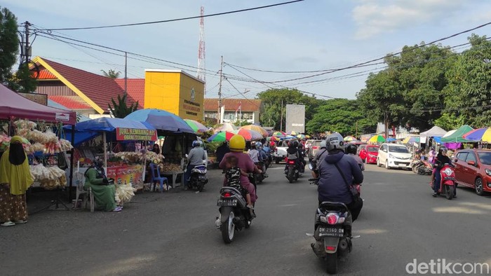Para pedagang kaki lima di Bone yang menggunakan badan jalan dan trotoar untuk berjualan.