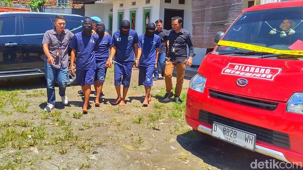 Para pengoplos gas LPG di Bandung
