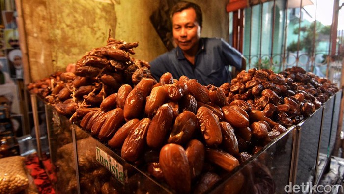 Pedagang Kurma di Wisata Religi Sunan Ampel