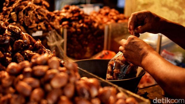 Pedagang Kurma di Wisata Religi Sunan Ampel