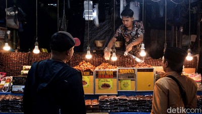 Potret Penjual Kurma di Surabaya yang Diserbu Saat Ramadan