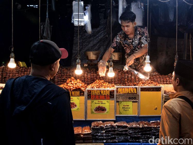 Potret Penjual Kurma di Surabaya yang Diserbu Saat Ramadan