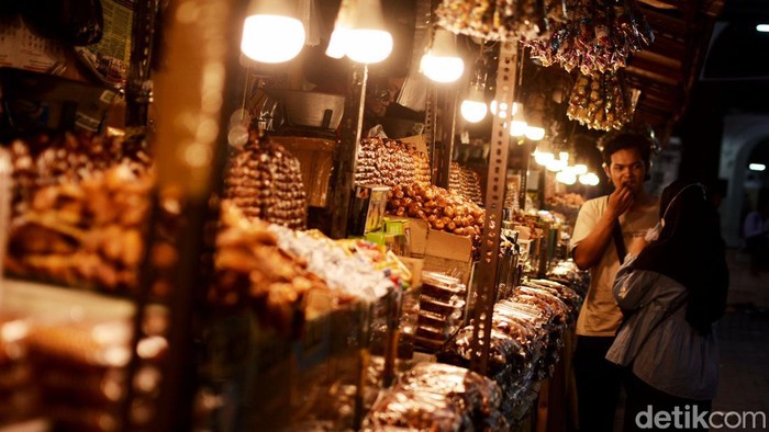 Pedagang Kurma di Wisata Religi Sunan Ampel