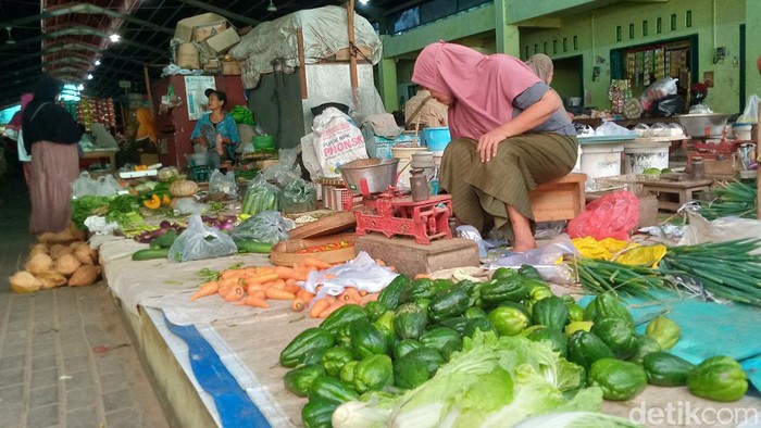 Pedagang sayur di Pasar Tanjung, Kecamatan Juwiring, Klaten, Selasa (19/3/2024).