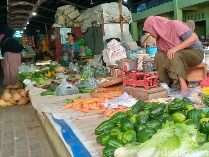 Pedagang sayur di Pasar Tanjung, Kecamatan Juwiring, Klaten, Selasa (19/3/2024).