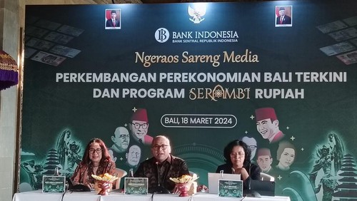 Advisor Kantor Perwakilan Bank Indonesia Provinsi Bali Butet Linda Panjaitan, Kepala Perwakilan Bank Indonesia Provinsi Bali Erwin Suryadimaja (tengah) dan Deputi Kepala Perwakilan Bank Indonesia Provinsi Bali Gusti Agung Diah Utari di Gianyar, Bali, Senin (18/3/2024).