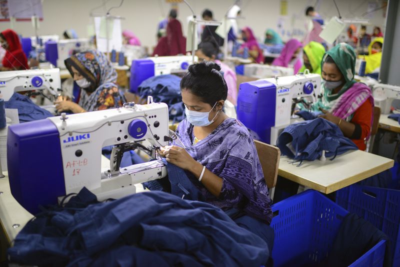 Pekerja Garmen di Bangladesh FILE - Garment employees work at Arrival Fashion Limited in Gazipur, Bangladesh, Saturday, March 13, 2021. The European Union warned consumers to stop using their clothes like throwaway items and said Wednesday, March 30, 2022, that it plans to counter the polluting use of mass-market fast fashion. In 2019, the 27-nation bloc imported over 80 billion euros ($89.2 billion) in clothes, mainly from China, Bangladesh and Turkey, according to the European Commission, and the average consumer throws away 11 kilos (over 24 pounds) of textiles a year. (AP Photo/Mahmud Hossain Opu, File)