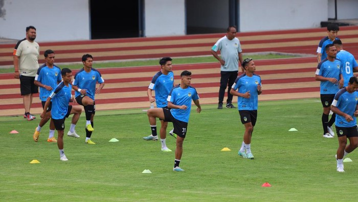 Pemain PSIM Jogja saat latihan, Minggu (25/1/2024).