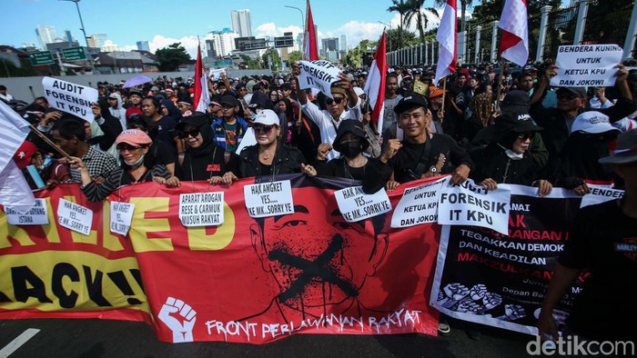 Massa demo memadati di depan gedung DPR, Jakarta, Selasa (19/3/2024). Massa demo datang bergerombol mengenakan atribut dan membawa spanduk.