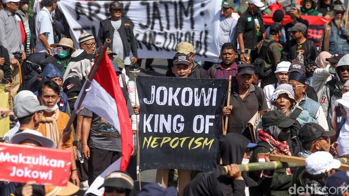 Massa demo memadati di depan gedung DPR, Jakarta, Selasa (19/3/2024). Massa demo datang bergerombol mengenakan atribut dan membawa spanduk.