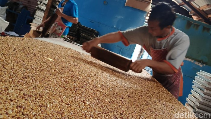 Pengusaha kue kering kurangi produksi di tengah kenaikan harga bahan pokok.