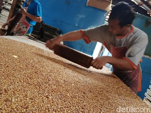 Cerita Hasan Kurangi Produksi Kue Kering Imbas Harga Bahan Pokok Naik